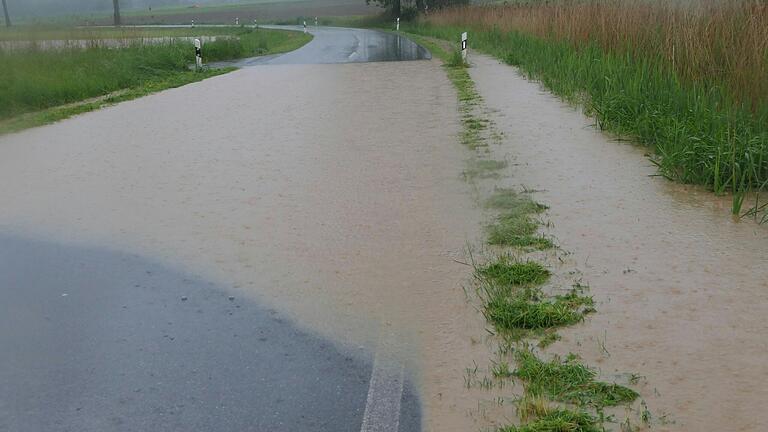 Die Verbindungsstraße zwischen Rügheim und Ostheim war für den Verkehr gesperrt, nachdem sich dort das Wasser seinen Weg über die Fahrbahn bahnte. Die Verbindungsstraße zwischen Rügheim und Ostheim war für den Verkehr gesperrt, nachdem sich dort das Wasser seinen Weg über die Fahrbahn bahnte.