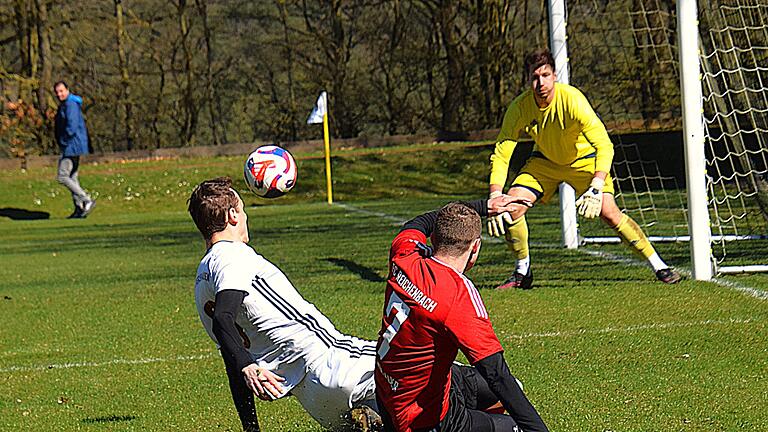 Rhöner Fußball-Nachlese       -  Szene vor dem von Florian Schlereth gehüteten Tor aus dem Kreisliga-Spiel gegen den FC Reichenbach (rotes Trikot).