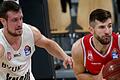 Trafen in dieser Saison schon einmal aufeinander: Der Würzburger Johannes Richter (links) und Leon Kratzer, der im Oktober 2018, im Pokal-Achtelfinale, noch für Bamberg spielte. Am Sonntag gibt's in Frankfurt ein Wiedersehen.