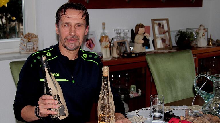 Ingo Stößel (im Bild) ist an diesem Wochenende zusammen mit Stefan Groh wieder mit einer kleinen Lieferung von Sachspenden ins Ahrtal gefahren. Daheim erinnern ihn zwei Flaschen „Flutwein“ an die Einsätze. Ingo Stößel (im Bild) ist an diesem Wochenende zusammen mit Stefan Groh wieder mit einer kleinen Lieferung von Sachspenden ins Ahrtal gefahren. Daheim erinnern ihn zwei Flaschen „Flutwein“ an die Einsätze.