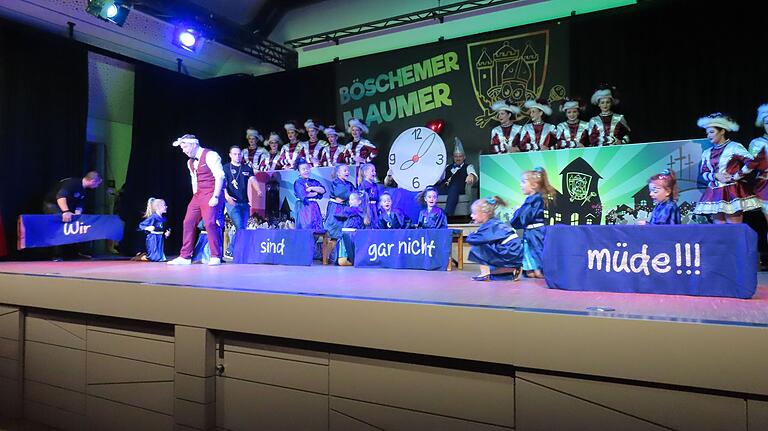 'Wir sind gar nicht müde, Onkel Michael', meldeten die Mini-Maumerinas und pochten darauf, auch endlich auftreten zu dürfen - mit Erfolg. 'Wir sind gar nicht müde, Onkel Michael', meldeten die Mini-Maumerinas und pochten darauf, auch endlich auftreten zu dürfen - mit Erfolg.