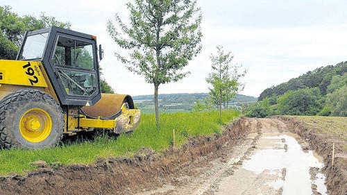 Radweg nach Rottenbauer nimmt Gestalt an - (micz) Wird, was lange währt, nun auch gut? Der Radweg durch den Rottenbauerer Grund ist ein lang gehegter Wunsch von Fahrrad-Pendlern aus dem Stadtteil. Aber auch Ausflugs-Radler werden froh sein, wenn sie die nicht ungefährliche, weil kurvenreiche Straße zwischen Heidingsfeld und Fuchsstadt künftig meiden können. Bis zum Herbst könnte es soweit sein, jetzt haben die Bauarbeiten für die letzten 900 Meter der Fünf-Kilometer-Trasse begonnen. Diese verläuft in weiten Teilen den Heigelsbach entlang. Ausgerechnet an der steilsten Stelle führt der Radweg aber vom Bach weg in Richtung Straße, verläuft 100 Meter parallel zur Fahrbahn, um dann wieder zurück zum Bach abzuknicken. Ein Route, die einige Rottenbäuerer ärgert, „weil der Weg so nicht richtig angenommen wird“, wie Radfahrer Thomas Thyroff fürchtet. Dass die Planer nicht den direkten Weg genommen haben, begründet Friedrich Weltz, der Radwegbeauftragte der Stadt, mit einem Biotop am Bachufer sowie schwierigen Grundstücksverhandlungen. Weltz ist froh, dass der 400 000 Euro teure Radweg nach langer Planung überhaupt gebaut wird. Er werde im Übrigen entgegen früherer Planungen nur zum Teil asphaltiert, weil sonst das Geld nicht reiche. Radweg nach Rottenbauer nimmt Gestalt an - (micz) Wird, was lange währt, nun auch gut? Der Radweg durch den Rottenbauerer Grund ist ein lang gehegter Wunsch von Fahrrad-Pendlern aus dem Stadtteil. Aber auch Ausflugs-Radler werden froh sein, wenn sie die nicht ungefährliche, weil kurvenreiche Straße zwischen Heidingsfeld und Fuchsstadt künftig meiden können. Bis zum Herbst könnte es soweit sein, jetzt haben die Bauarbeiten für die letzten 900 Meter der Fünf-Kilometer-Trasse begonnen. Diese verläuft in weiten Teilen den Heigelsbach entlang. Ausgerechnet an der steilsten Stelle führt der Radweg aber vom Bach weg in Richtung Straße, verläuft 100 Meter parallel zur Fahrbahn, um dann wieder zurück zum Bach abzuknicken. Ein Route, die einige Rottenbäuerer ärgert, „weil der Weg so nicht richtig angenommen wird“, wie Radfahrer Thomas Thyroff fürchtet. Dass die Planer nicht den direkten Weg genommen haben, begründet Friedrich Weltz, der Radwegbeauftragte der Stadt, mit einem Biotop am Bachufer sowie schwierigen Grundstücksverhandlungen. Weltz ist froh, dass der 400 000 Euro teure Radweg nach langer Planung überhaupt gebaut wird. Er werde im Übrigen entgegen früherer Planungen nur zum Teil asphaltiert, weil sonst das Geld nicht reiche.