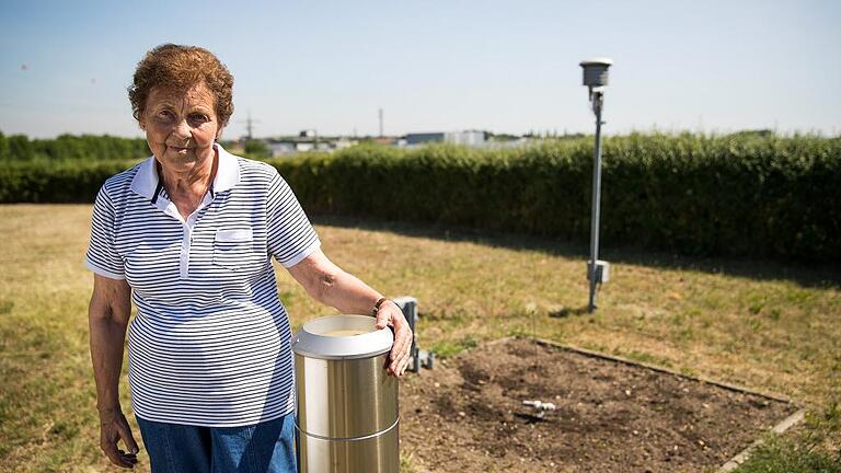 Deutschlands heißester Ort - Die Messstation von Magdalena Michelsen in Kitzingen ist eine von rund 500 in Deutschland, die automatisch Daten zu Niederschlag, Temperatur und Wind aufzeichnet. Deutschlands heißester Ort - Die Messstation von Magdalena Michelsen in Kitzingen ist eine von rund 500 in Deutschland, die automatisch Daten zu Niederschlag, Temperatur und Wind aufzeichnet.
