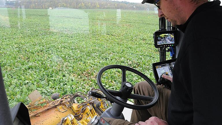 Trotz High-Tech im Cockpit ist Konzentration gefragt: Ingo Vetter steuert den Roder. Trotz High-Tech im Cockpit ist Konzentration gefragt: Ingo Vetter steuert den Roder.