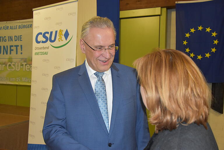 Innenminister Joachim Herrmann nahm sich bei seinem Besuch in Knetzgau Zeit, um mit den Gästen ins Gespräch zu kommen. Innenminister Joachim Herrmann nahm sich bei seinem Besuch in Knetzgau Zeit, um mit den Gästen ins Gespräch zu kommen.