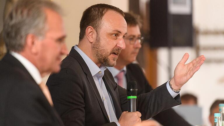 Terrorismus-Experte und Laschet-Berater Peter Neumann sprach am Dienstag bei einer Wahlkampfveranstaltung des CSU-Bundestagsabgeordneten Paul Lehrieder (links) im Bürgerspital in Würzburg. Terrorismus-Experte und Laschet-Berater Peter Neumann sprach am Dienstag bei einer Wahlkampfveranstaltung des CSU-Bundestagsabgeordneten Paul Lehrieder (links) im Bürgerspital in Würzburg.