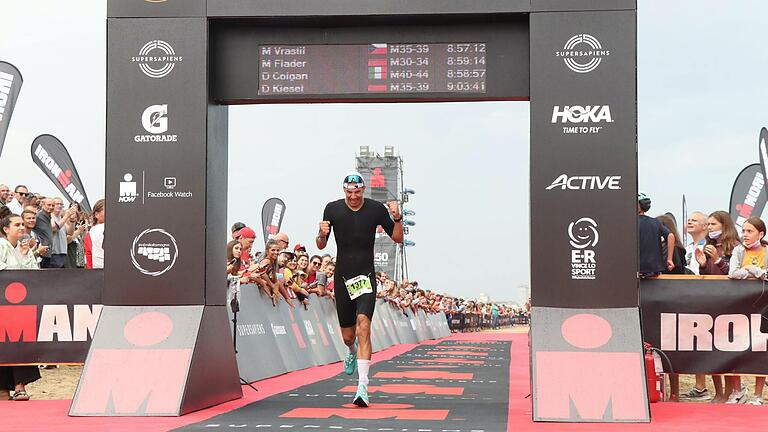 David Kiesel läuft als Vierter in seiner Altersklasse M 35 beim Ironman Italy ins Ziel. Dass er damit die Qualifikation für Hawaii geschafft hatte, wusste er zu diesem Zeitpunkt noch nicht. David Kiesel läuft als Vierter in seiner Altersklasse M 35 beim Ironman Italy ins Ziel. Dass er damit die Qualifikation für Hawaii geschafft hatte, wusste er zu diesem Zeitpunkt noch nicht.