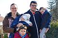 Nochmal die kühle Ochsenfurter Luft genießen, bevor es wieder nach Bangladesch geht. Das Missionarsehepaar Verena und Benedikt Tschauner mit den Kindern William (rechts), Baby Elisabeth und Ester.