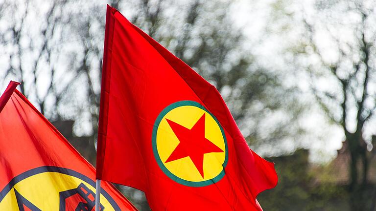 Fahne der verbotenen PKK - In Spanien ist ein mutmaßliches Mitglied der kurdischen Terrororganisation aufgrund eines deutschen Haftbefehls festgenommen worden. Fahne der verbotenen PKK - In Spanien ist ein mutmaßliches Mitglied der kurdischen Terrororganisation aufgrund eines deutschen Haftbefehls festgenommen worden.