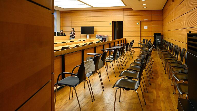 Verhandelt wird nicht öffentlich: Der Prozess um den Tod von Sabine B. in Wiesenfeld findet am Landgericht Würzburg ohne Publikum statt. Verhandelt wird nicht öffentlich: Der Prozess um den Tod von Sabine B. in Wiesenfeld findet am Landgericht Würzburg ohne Publikum statt.
