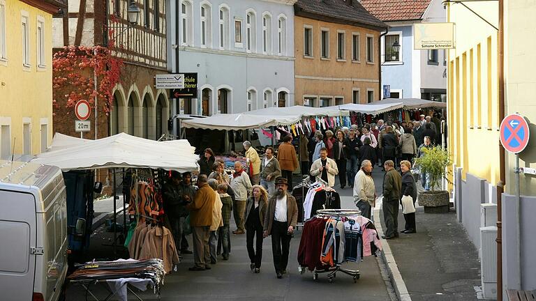 Die Arnsteiner Straßen sind am Sonntag geöffnet: mit Kunstwerken, Verpflegung, musikalischer Unterhaltung und einem Kinderprogramm. Die Arnsteiner Straßen sind am Sonntag geöffnet: mit Kunstwerken, Verpflegung, musikalischer Unterhaltung und einem Kinderprogramm.