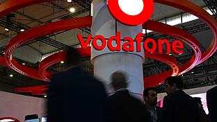 Vodafone-Logo       -  Das Logo von Vodafone bei einer Messe - hat die Firma ihren Wettbewerber 1&1 rechtswidrig behindert?