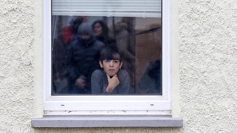 Clausnitz       -  Bleiben oder gehen: Der Flüchtlingsjunge Ramzi Khatoum beobachtet Menschen vor seiner Unterkunft in Clausnitz (Sachsen).