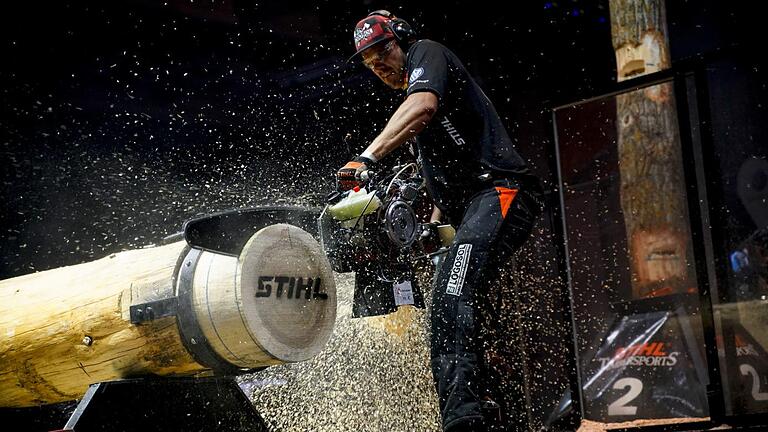 Konnte in Deggendorf seinen deutschen Meistertitel verteidigen: Robert Ebner, hier bei der letzten und entscheidenden Disziplin 'Hot Saw', die er als Zweitschnellster absolvierte. Foto: Stihl Timbersports - Konnte in Deggendorf seinen deutschen Meistertitel verteidigen: Robert Ebner, hier bei der letzten und entscheidenden Disziplin 'Hot Saw', die er als Zweitschnellster absolvierte. Foto: Stihl Timbersports Konnte in Deggendorf seinen deutschen Meistertitel verteidigen: Robert Ebner, hier bei der letzten und entscheidenden Disziplin 'Hot Saw', die er als Zweitschnellster absolvierte. Foto: Stihl Timbersports - Konnte in Deggendorf seinen deutschen Meistertitel verteidigen: Robert Ebner, hier bei der letzten und entscheidenden Disziplin 'Hot Saw', die er als Zweitschnellster absolvierte. Foto: Stihl Timbersports