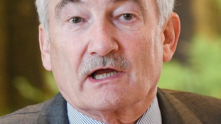 Sieht einen wissenschaftlichen Diskurs innerhalb der Uniklinik grundsätzlich positiv, Corona-Tests stellt er nicht pauschal in Frage: der Ärztliche Direktor Georg Ertl. Sieht einen wissenschaftlichen Diskurs innerhalb der Uniklinik grundsätzlich positiv, Corona-Tests stellt er nicht pauschal in Frage: der Ärztliche Direktor Georg Ertl.