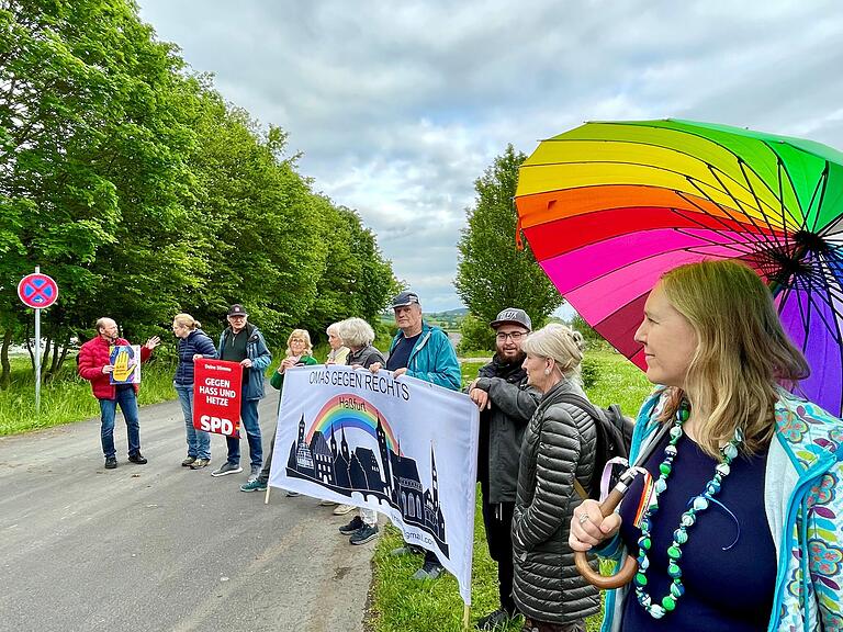 Etwa zehn Personen demonstrierten am Dienstagabend friedlich gegen den Auftritt von AfD und Petr Bystron in Augsfeld, darunter die Gruppierung 'Omas gegen Rechts'.