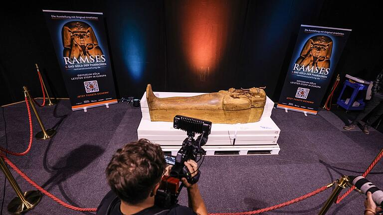 Enthüllung des Sarges von Ramses II.       -  Die Ausstellung &bdquo;Ramses & das Gold der Pharaonen&rdquo; macht erstmals Halt in Deutschland.