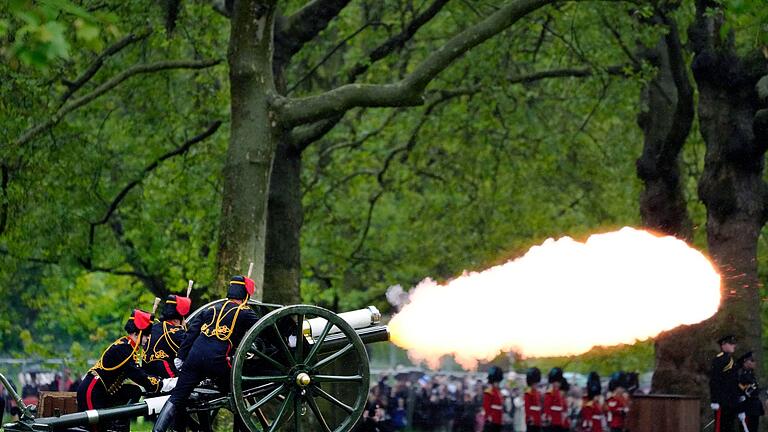 Jahrestag der Krönung von König Charles III.       -  Zum zweiten Jahrestag der Thronbesteigung wurden Salutschüsse abgefeuert. (Archivbild)