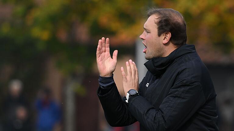 Trainer Julian Grell (TSV Aubstadt) hofft auf einen Heimsieg seiner Mannschaft gegen die SpVgg Hankofen-Hailing. Trainer Julian Grell (TSV Aubstadt) hofft auf einen Heimsieg seiner Mannschaft gegen die SpVgg Hankofen-Hailing.