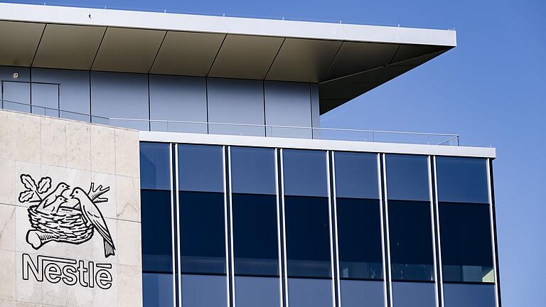 Schweizer Lebensmittelkonzern Nestle       -  Dem Schweizer Lebensmittelkonzern Nestlé machen gestiegene Preise zu schaffen (Archivbild)