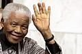 Nelson Mandela wird 90 - Südafrikas Kämpfer für Gerechtigkeit       -  Der frühere Präsidente Südafrikas, Nelson Mandela, winkt beim Verlassen des Hotels Intercontinental in London, England (Archivaufnahme von 2008).
