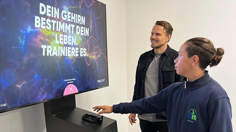 Der 12-jährig Tulio mit Sebastian Schuppan von der Fa. Skillcourt GmbH beim Training. Der 12-jährig Tulio mit Sebastian Schuppan von der Fa. Skillcourt GmbH beim Training.
