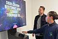 Der 12-jährig Tulio mit Sebastian Schuppan von der Fa. Skillcourt GmbH beim Training.