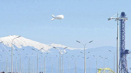 Beobachtet: Der große weiße Überwachungszeppelin sieht alles. Beobachtet: Der große weiße Überwachungszeppelin sieht alles.