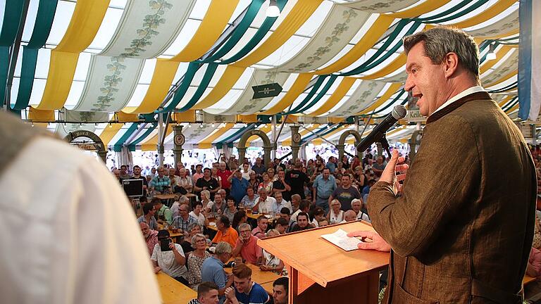 Ein kleiner Zettel genügte ihm: Markus Söder hielt im Festzelt keine flammende Wahlkampfrede und begnügte sich mit verhältnismäßig wenig Worten, einigen Schmeicheleien, Eigenlob nicht ganz vergessend. Ein kleiner Zettel genügte ihm: Markus Söder hielt im Festzelt keine flammende Wahlkampfrede und begnügte sich mit verhältnismäßig wenig Worten, einigen Schmeicheleien, Eigenlob nicht ganz vergessend.