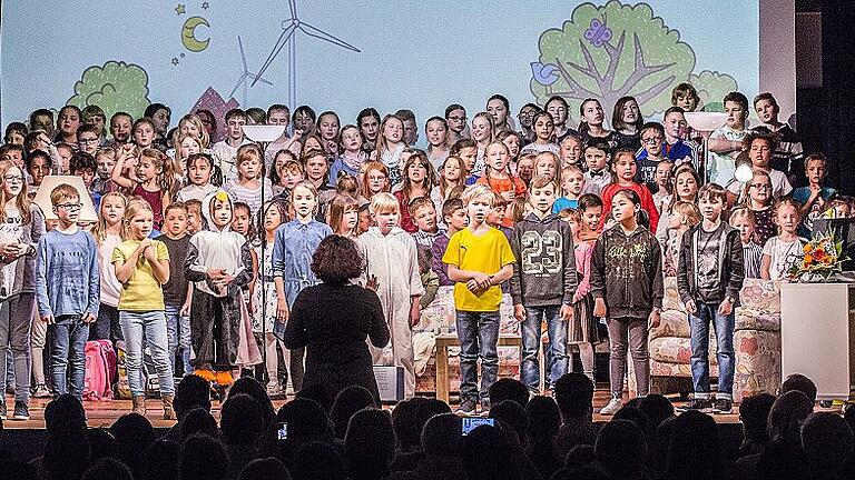 Ein Kindermusical für den Klimaschutz       -  Die Haßfurter Grundschule führte kürzlich das Klima-Musical &bdquo;Eisbär, Dr. Ping und die Freunde der Erde&ldquo; in der vollbesetzten Stadthalle in Haßfurt auf. Singend und spielend setzten sich die Buben und Mädchen für den Klimaschutz ein. Am Nordpol und am Südpol leben der Eisbär Lothar und der Pinguin Dr. Ping. Als ihre Schollen immer kleiner werden, beschließen sie, zu den Menschen zu gehen und ihnen klar zu machen, dass es so nicht weitergehen kann. In der Stadt treffen sie auf die Kinder Paul und Paula. Auch in deren Wohnung treiben die Stromfresser ihr Unwesen. Der Eisbär, Dr. Ping und die Kinder kommen den Dreien auf die Schliche und stellen ihnen eine Falle. Die Kinder im Publikum erhielten vo Eisbär und Pinguin ihre persönliche &bdquo;Lizenz zum Ausschalten&ldquo;, um beim Klimaschutz mitzuhelfen. (rur)