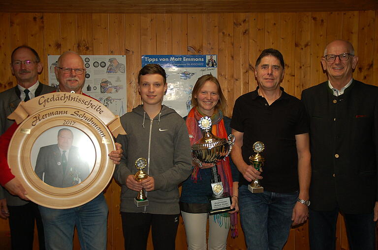 Schützenmeister Paul Knaier gratulierte dem Gewinner der Hermann-Schuhmann-Gedächtnisscheibe“ Gotthard Greb, Dorf-Jugendschützenmeister Philipp Greb, der Gewinnerin des „Bürgermeister-Pokal“ Michaela Bischof und dem Dorfschützenmeister 2019 Jürgen Schmitt ebenso wie Bürgermeister Richard Knaier (von links). Schützenmeister Paul Knaier gratulierte dem Gewinner der Hermann-Schuhmann-Gedächtnisscheibe“ Gotthard Greb, Dorf-Jugendschützenmeister Philipp Greb, der Gewinnerin des „Bürgermeister-Pokal“ Michaela Bischof und dem Dorfschützenmeister 2019 Jürgen Schmitt ebenso wie Bürgermeister Richard Knaier (von links).