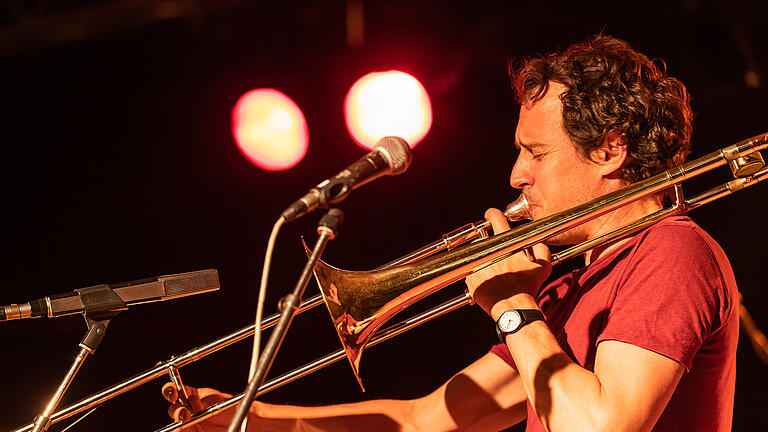 Begeistertes Publikum beim 36. Jazzfestival am Samstag 30.10.21 im Felix-Fechenbach-Haus in Würzburg. Eines der Highlights bei Jazzfestival ist Nils Wogram Nostalgia. Nils Wogram ist einer der faszinierendsten Jazzmusiker Europas.