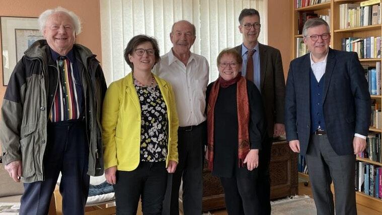 OB Christian Schuchardt (Zweiter von rechts), Altbürgermeisterin Marion Schäfer-Blake (Dritte von rechts) gratulieren mit Landtagsabgeordnetem Volkmar Halbleib, Freya Altenhöner, Vorsitzende der Würzburger SPD, und Hermann Heinrich vom Siedlerverein Würzburg-Nord Hans  Werner Loew zu seinem Geburtstag.