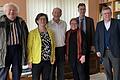 OB Christian Schuchardt (Zweiter von rechts), Altbürgermeisterin Marion Schäfer-Blake (Dritte von rechts) gratulieren mit Landtagsabgeordnetem Volkmar Halbleib, Freya Altenhöner, Vorsitzende der Würzburger SPD, und Hermann Heinrich vom Siedlerverein Würzburg-Nord Hans  Werner Loew zu seinem Geburtstag.