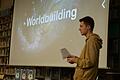 Charly Art führt die Workshopteilnehmer in die Kunst des Worldbuilding ein.