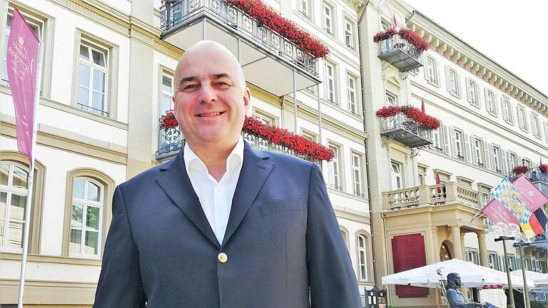 Seit 1. Juli im Amt: Markus Schmidt (50) will als neuer Hoteldirektor dem Kaiserhof Victoria seinen historischen Glanz zurückgeben.Sigismund von Dobschütz       -  Seit 1. Juli im Amt: Markus Schmidt (50) will als neuer Hoteldirektor dem Kaiserhof Victoria seinen historischen Glanz zurückgeben.Sigismund von Dobschütz