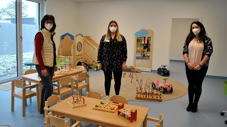 Erster Arbeitstag: Die Leiterin des "Haus am Kurpark", Evi Bindrim (links) begrüßt in der neuen Kinderkrippe die Erzieherinnen Tanja Lemmer und Lilli Walder. Erster Arbeitstag: Die Leiterin des "Haus am Kurpark", Evi Bindrim (links) begrüßt in der neuen Kinderkrippe die Erzieherinnen Tanja Lemmer und Lilli Walder.