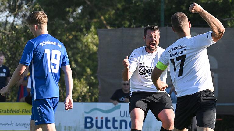 Marco Warmuth (rechts) bejubelt zusammen mit Peter Büttner (Mitte) seinen 3:2-Siegtreffer für die SG Wargolshausen I/Wülfershausen II im Derby gegen den SV Eichenhausen/Saal (links Hannes Gensler). Marco Warmuth (rechts) bejubelt zusammen mit Peter Büttner (Mitte) seinen 3:2-Siegtreffer für die SG Wargolshausen I/Wülfershausen II im Derby gegen den SV Eichenhausen/Saal (links Hannes Gensler).