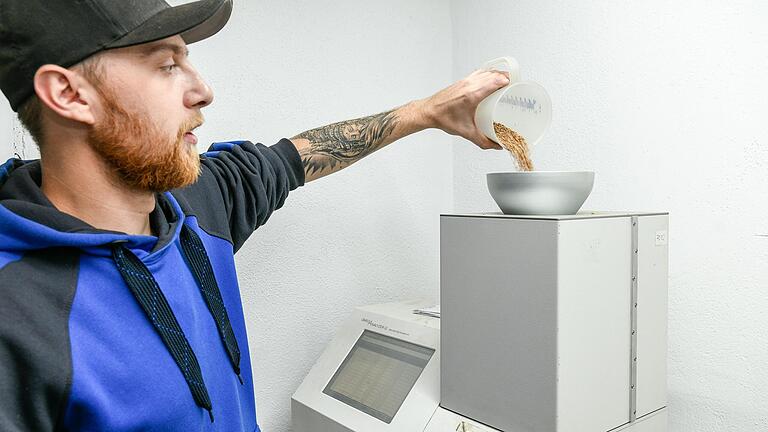 Direkt bei der Anfuhr analysiert Silomeister Tobias Hammerschmidt das Getreide und bestimmt die wichtigsten Qualitätsparameter, die auch für den Preis ausschlaggebend sind. Direkt bei der Anfuhr analysiert Silomeister Tobias Hammerschmidt das Getreide und bestimmt die wichtigsten Qualitätsparameter, die auch für den Preis ausschlaggebend sind.