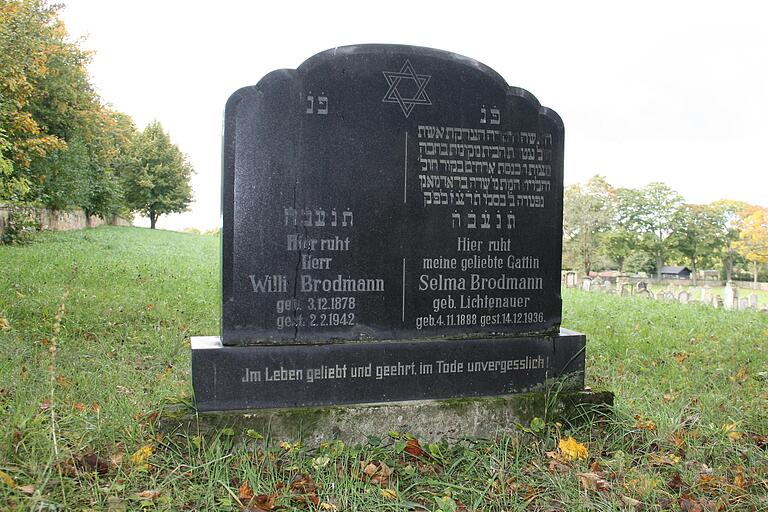 Das Grab von Willi Brodmann, der am 2. Februar 1942 gestorben ist und am gleichen Tag bestattet wurde. Es war die letzte offizielle Bestattung auf dem Friedhof, den die Nazis anschließend geschlossen haben.