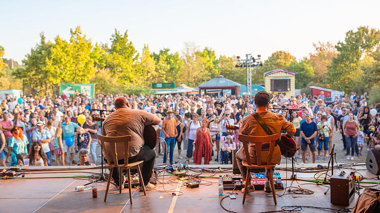 Am Sonntag, 24. Juli 2022 ging das U&D Festival in Karlstadt zu Ende. Zum Abschluss spielten die Bands Poly Radiation, Andreas Kümmert Duo und Bons Balls. Im Bild spielt Andreas Kümmer Duo.