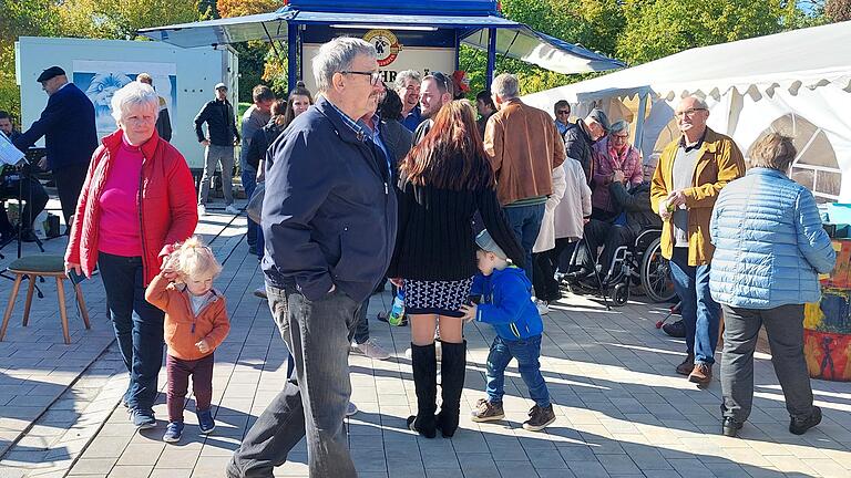 Besucher am Dorfplatz Besucher am Dorfplatz