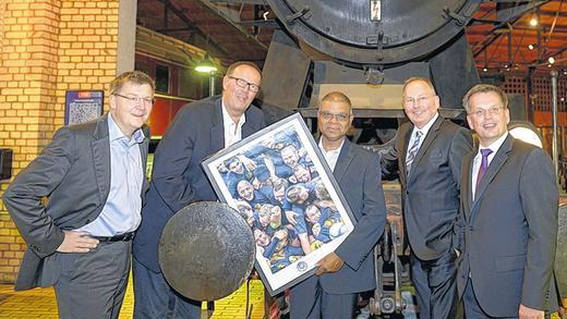 Fotograf Anand Anders mit Veltins-Lokalsportpreis ausgezeichnet - (dr) „Das Bild drückt einfach die Freude, den Erfolg aus. Das spürt man.“ Das sagt der Fotograf dieser Zeitung, Anand Anders (Mitte) aus Salz, über sein Bild von den Kickern der DJK Unter-/Oberebersbach. Die hatten sich im vergangenen Sommer zum Meisterbild aufstellen wollen, verloren dabei aber die Balance und die Formation stürzte in eine Jubelpyramide zusammen. Beim Kongress deutscher Lokalzeitungen ist Anand Anders für dieses Bild im Lokschuppen des Deutschen Technik-Museums in Berlin mit dem Veltins-Lokalsportpreis in der Kategorie Foto ausgezeichnet worden. „Eine sehr emotionale Szene im richtigen Moment eingefangen. Eine Jubelszene, pure Freude. Das Bild wurde als halbhoher Aufmacher auf der Sportseite gewürdigt. Colourcoding blau-gelb, die Gesichter werden dadurch schön kontrastiert“, begründete die Jury ihre Entscheidung (von links): Prof. Dr. Jens Große (Fachhochschule des Mittelstands), Andreas Dach (Leiter Sportredaktion Remscheider General-Anzeiger), Anand Anders, Ulrich Biene (Veltins) und Martin Wieske (Verband Deutscher Lokalzeitungen). Der erste Preis war mit 1000 Euro dotiert. Fotograf Anand Anders mit Veltins-Lokalsportpreis ausgezeichnet - (dr) „Das Bild drückt einfach die Freude, den Erfolg aus. Das spürt man.“ Das sagt der Fotograf dieser Zeitung, Anand Anders (Mitte) aus Salz, über sein Bild von den Kickern der DJK Unter-/Oberebersbach. Die hatten sich im vergangenen Sommer zum Meisterbild aufstellen wollen, verloren dabei aber die Balance und die Formation stürzte in eine Jubelpyramide zusammen. Beim Kongress deutscher Lokalzeitungen ist Anand Anders für dieses Bild im Lokschuppen des Deutschen Technik-Museums in Berlin mit dem Veltins-Lokalsportpreis in der Kategorie Foto ausgezeichnet worden. „Eine sehr emotionale Szene im richtigen Moment eingefangen. Eine Jubelszene, pure Freude. Das Bild wurde als halbhoher Aufmacher auf der Sportseite gewürdigt. Colourcoding blau-gelb, die Gesichter werden dadurch schön kontrastiert“, begründete die Jury ihre Entscheidung (von links): Prof. Dr. Jens Große (Fachhochschule des Mittelstands), Andreas Dach (Leiter Sportredaktion Remscheider General-Anzeiger), Anand Anders, Ulrich Biene (Veltins) und Martin Wieske (Verband Deutscher Lokalzeitungen). Der erste Preis war mit 1000 Euro dotiert.
