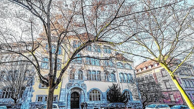 Stehen vor der Generalsanierung und Erweiterung: das Siebold-Gymnasium (links) und das Riemenschneider-Gymnasium. Stehen vor der Generalsanierung und Erweiterung: das Siebold-Gymnasium (links) und das Riemenschneider-Gymnasium.
