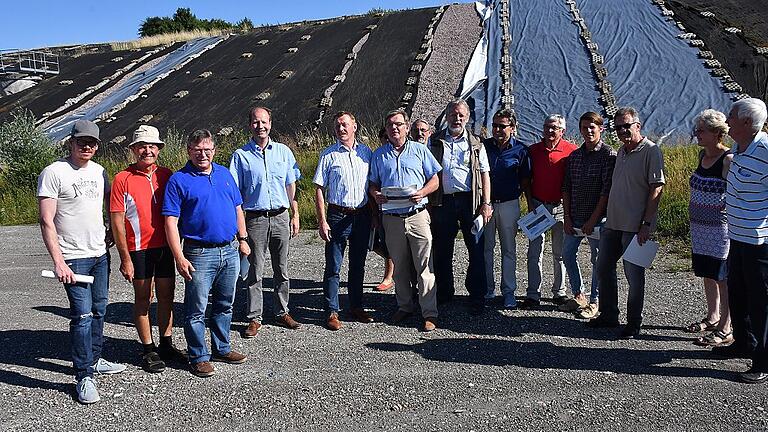 Die Kreistagsfraktion der Freien Wähler machte sich ein Bild von der Reststoffdeponie in Hopferstadt. In der Bildmitte (Vierter v. l.) Geschäftsleiter Alexander Kutscher, Bürgermeister Peter Juks, Fraktionsvorsitzender Hans Fiederling und der technische Deponieleiter Martin Vogell.