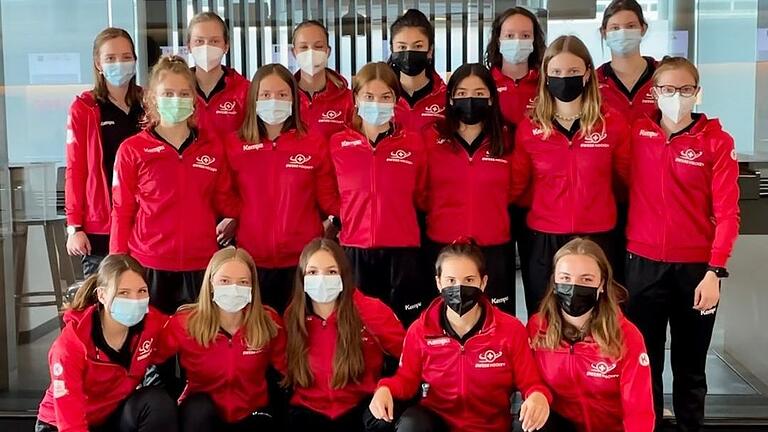Die Schweizer Hockey-Frauen-Nationalmannschaft mit Nele Pöhler (Würzburg; vorne, Zweite von links) auf dem Wiener Flughafen.