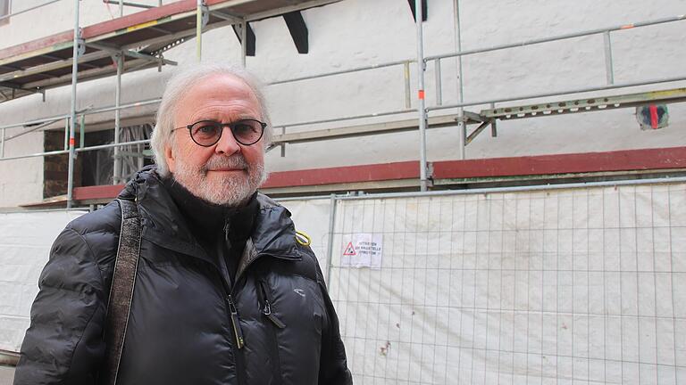 Architekt Alfred Wiener vor der Baustelle des künftigen Museums der Stadt Karlstadt. Architekt Alfred Wiener vor der Baustelle des künftigen Museums der Stadt Karlstadt.
