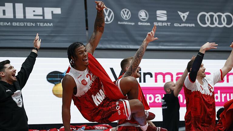 Der verletzte Luciano Parodi, Desi Rodriguez, Aigars Skele und Baskets-Kapitän Felix Hoffmann feiern. Der verletzte Luciano Parodi, Desi Rodriguez, Aigars Skele und Baskets-Kapitän Felix Hoffmann feiern.