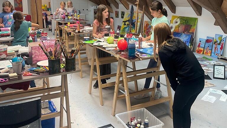 Die 'bunte Ferienzeit' im Atelier von Birgit Sinning ist eine der vielfältigen Aktivitäten beim Ferienprogramm der VGem Wiesentheid. Die 'bunte Ferienzeit' im Atelier von Birgit Sinning ist eine der vielfältigen Aktivitäten beim Ferienprogramm der VGem Wiesentheid.