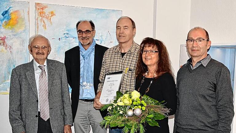 Zusammen 90 Jahre im Team       -  (kab)   Zwei langjährige Mitarbeiter hat die Firma SIS-Licht in Schweinfurt geehrt. Geschäftsführer Stefan Lang gratulierte Hedwig Thüncher (Leiterin der Arbeitsvorbereitung) zur 40-jährigen und Dieter Müller (Leiter der Metallfertigung) zu 50 Jahren Betriebszugehörigkeit. Lang unterstrich die große Bedeutung der eigenen Produktion &ndash; gerade in Zeiten des rasanten Wandels von konventionellen Leuchtmitteln hin zur LED-Technik. Diesen habe der auf industrielle Arbeitsplatzbeleuchtung spezialisierte Hersteller erfolgreich gemeistert. Im Bild (von rechts) Mitinhaber Christoph Lang, Hedwig Thüncher, Dieter Müller, Stefan Lang, und Seniorchef Karl Lang.